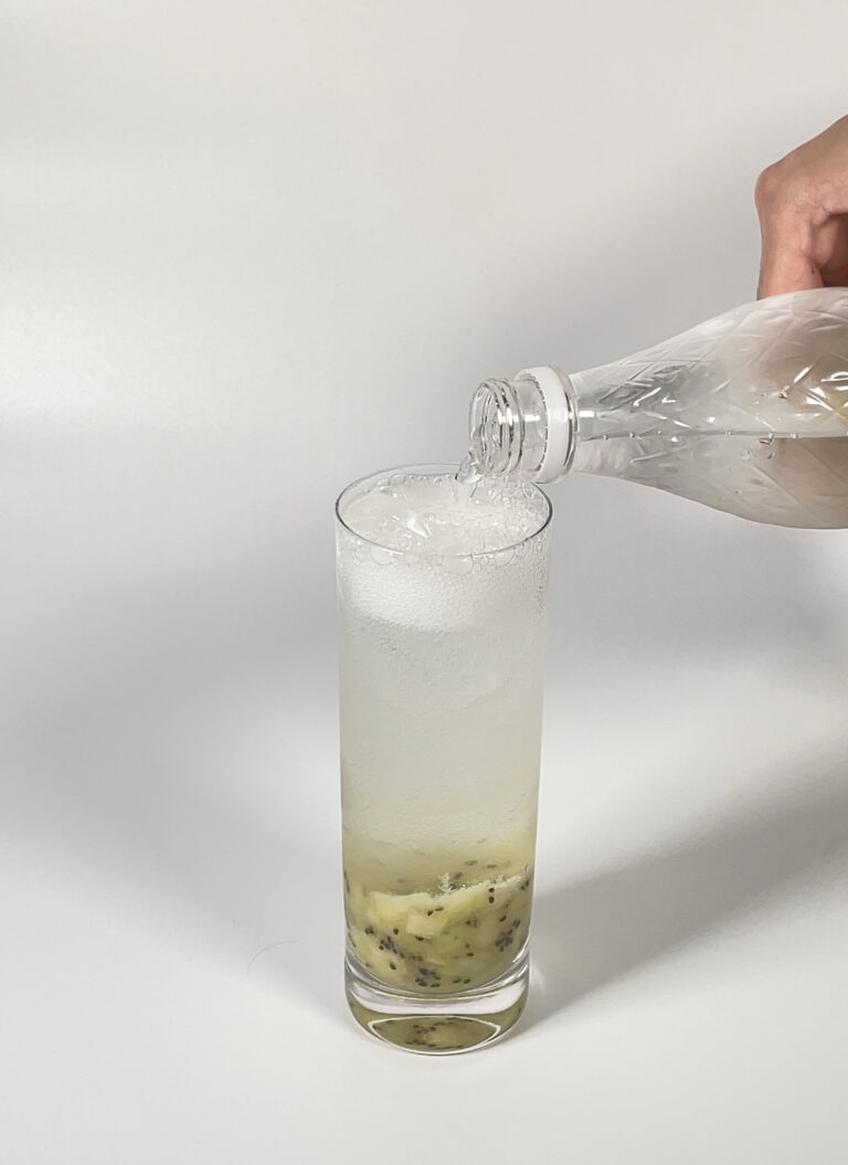 【モクテルレシピ】甘酸っぱいキウイ×ジン香るさっぱりノンアルコール！「キウイのノンアルジントニック」の作り方 おうちでモクテル