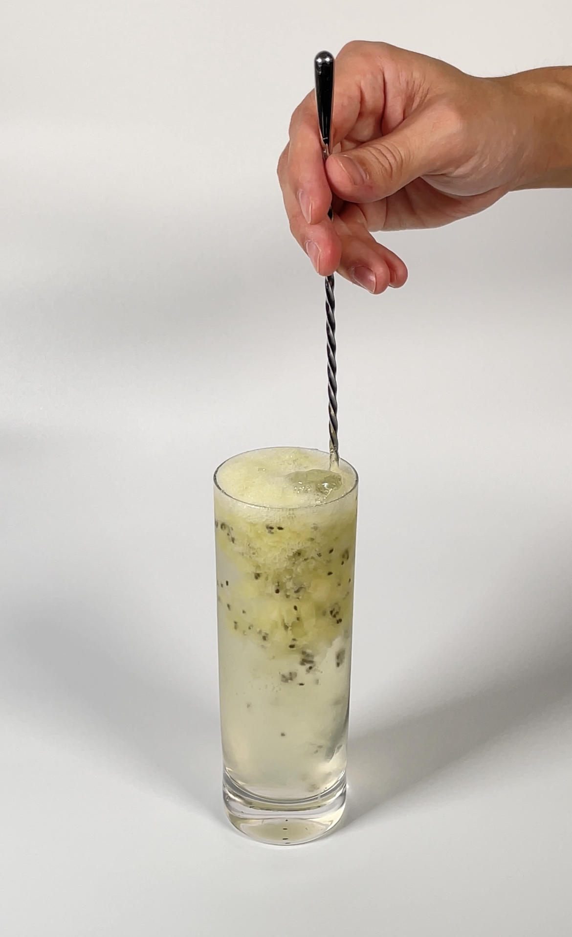 【モクテルレシピ】甘酸っぱいキウイ×ジン香るさっぱりノンアルコール！「キウイのノンアルジントニック」の作り方 おうちでモクテル